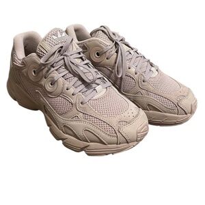 Adidas Astir Sneakers in Wonder| Taupe/Pink